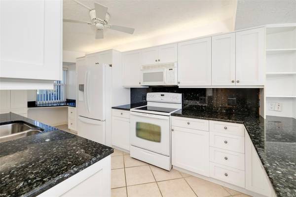19 WHISPERING SANDS DR #201, Sarasota, FL 34242