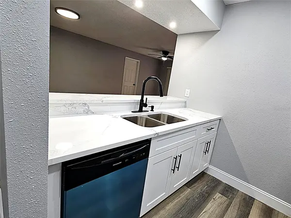 1720 GLENHOUSE DR #328, Sarasota, FL 34231