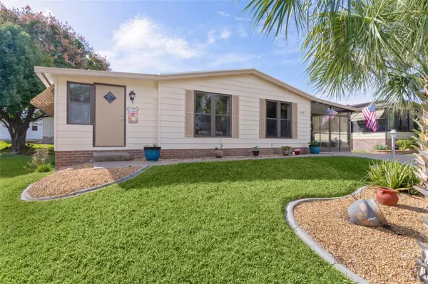 1717 PALM AIRE DR, Lady Lake, FL 32159