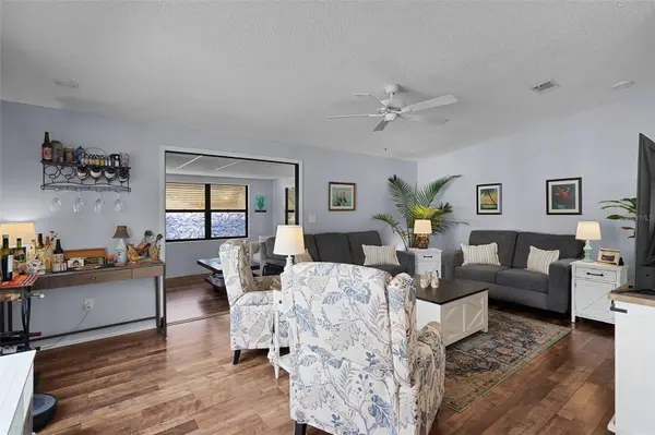 1717 PALM AIRE DR, Lady Lake, FL 32159