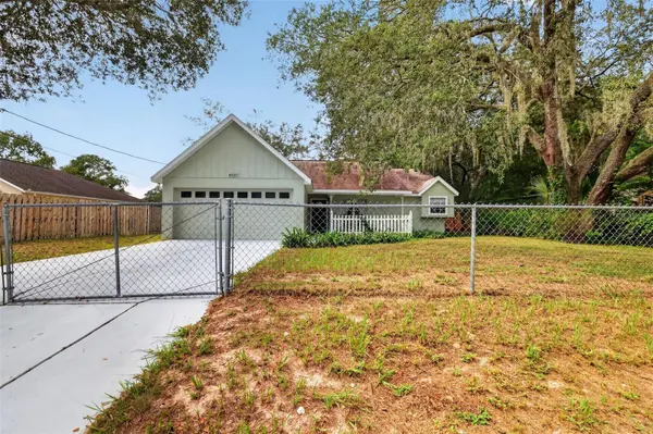 40107 OAKRIDGE DR, Lady Lake, FL 32159