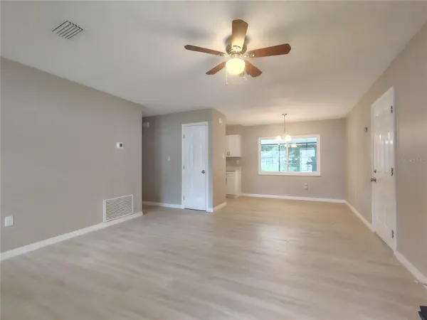 904 HICKORY AVE, Fruitland Park, FL 34731