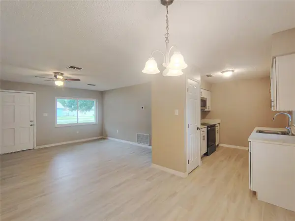 904 HICKORY AVE, Fruitland Park, FL 34731
