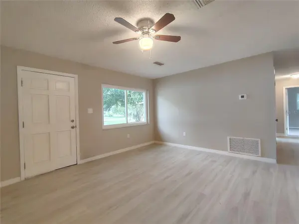 904 HICKORY AVE, Fruitland Park, FL 34731
