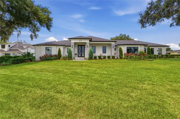 1307 N LAKE HOWARD DR, Winter Haven, FL 33881