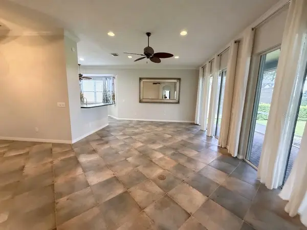 129 CREPE MYRTLE DR, Groveland, FL 34736
