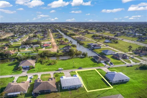 833 NE 15TH LN, Cape Coral, FL 33909