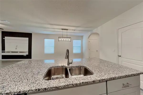 230 MEGHAN CIR, Deland, FL 32724