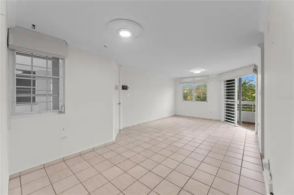 1105 AVE JUAN CARLOS DE BORBON #1105, Guaynabo, PR 00969