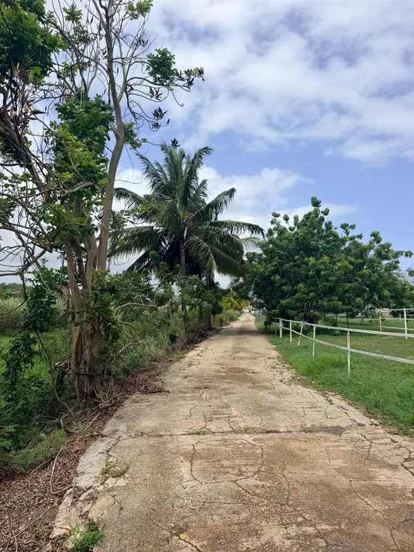 CARR 690 KM 3.2 BO SABANA HOYOS, Vega Alta, PR 00692