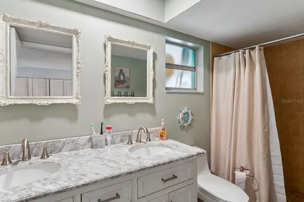 1211 CROSSBOW LN, Tarpon Springs, FL 34689