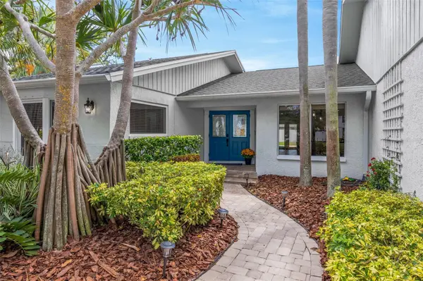 2339 KINGS POINT DR, Largo, FL 33774