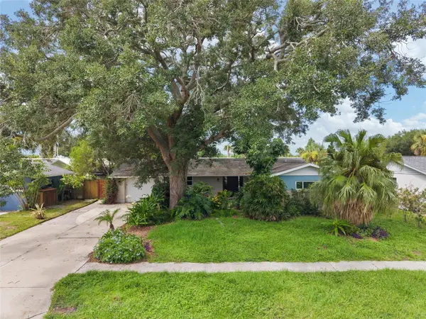 8404 FLAGSTONE DR, Tampa, FL 33615