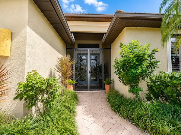 2557 MARBLEHEAD DR, Sarasota, FL 34231