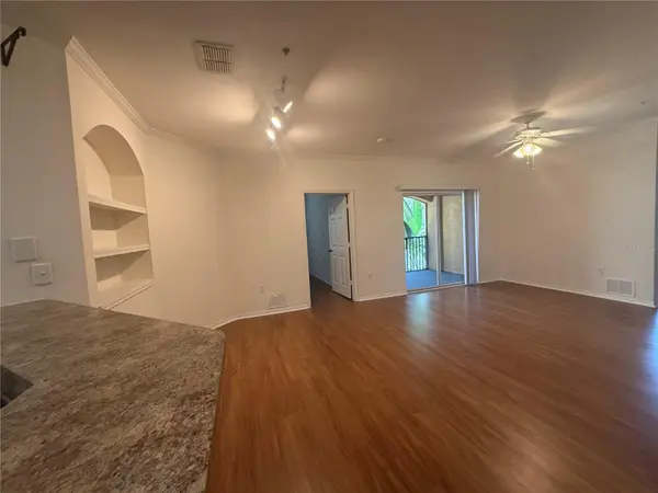 10121 COURTNEY PALMS BLVD #201, Tampa, FL 33619