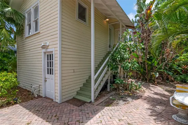 126 8TH AVE NE #1/2, St Petersburg, FL 33701
