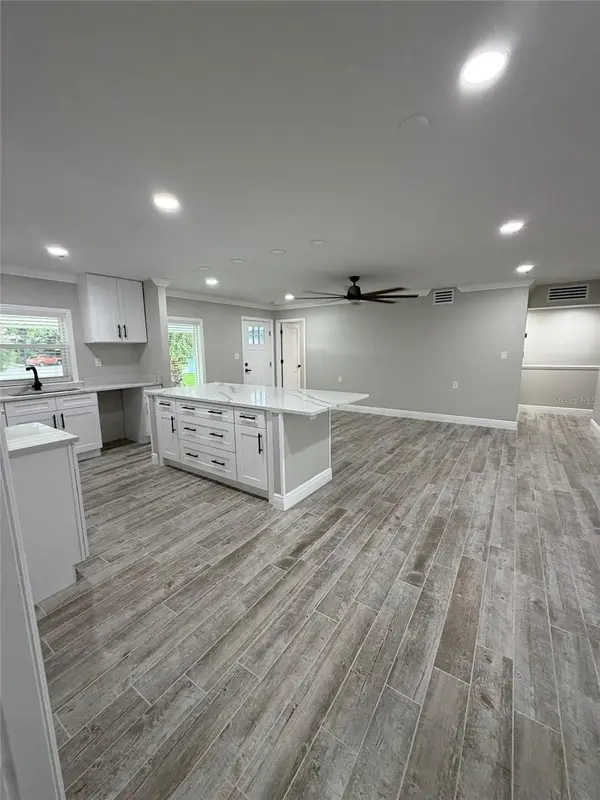 8715 DRIFTWOOD DR, Tampa, FL 33615