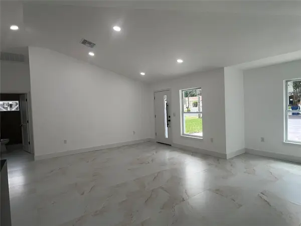 8915 N WILLOW AVE, Tampa, FL 33604