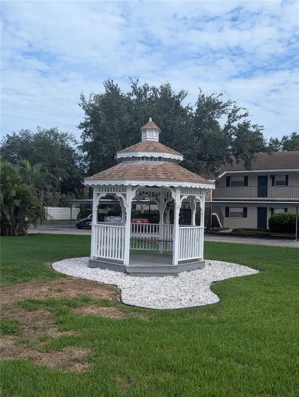 9881 113TH ST #220, Seminole, FL 33772