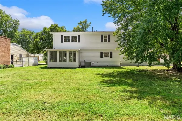 1319 Springfield DR, Belleville, IL 62221