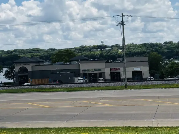 1007 Canal Shore DR SW, Leclaire, IA 52753
