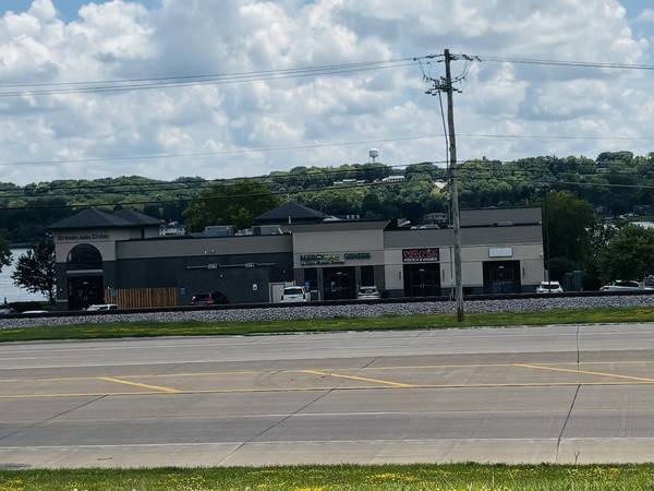 1007 Canal Shore DR SW, Leclaire, IA 52753