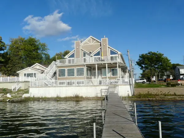 38 W Grand AVE, Fox Lake, IL 60020
