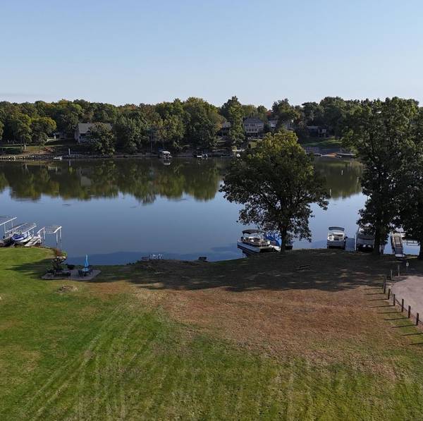 1 Holiday DR, Lake Holiday, IL 60552