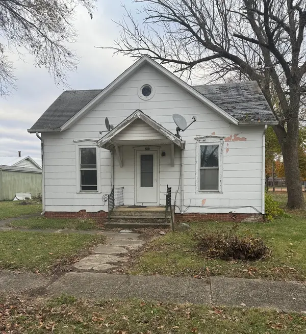 304 Chapin ST, Ivesdale, IL 61851