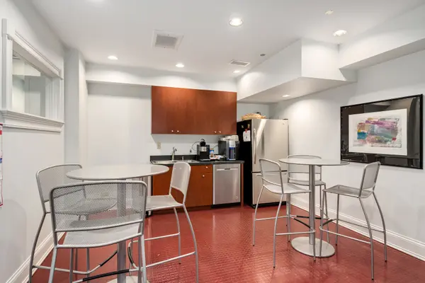 812 N Dearborn ST, Chicago, IL 60610