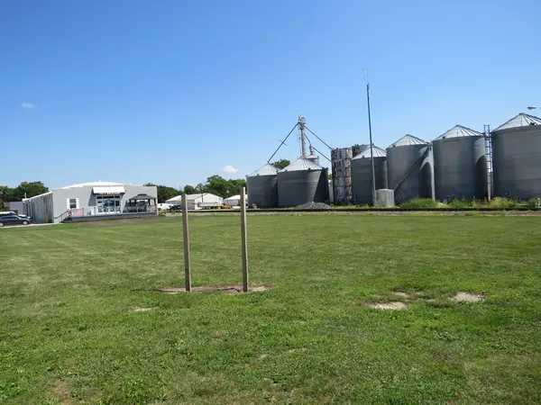 000 Brichlawn PL, Seneca, IL 61360
