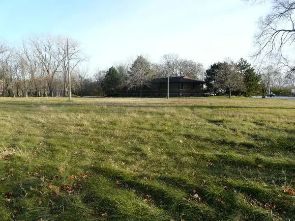 21 Hillside DR, Fox Lake, IL 60020