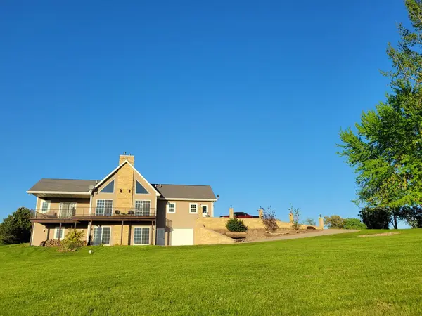 7648 N Indian Ridge RD, East Dubuque, IL 61025
