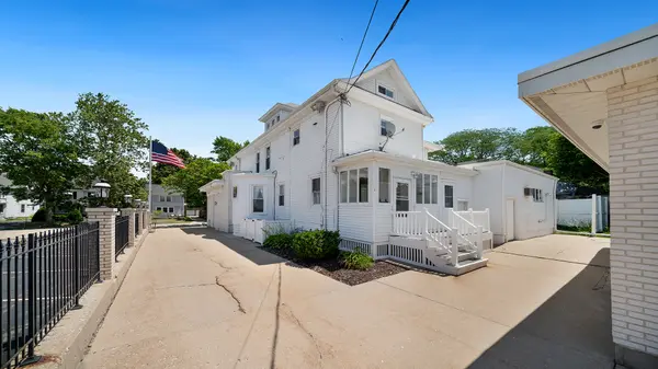 213 Crawford AVE, Dixon, IL 61021