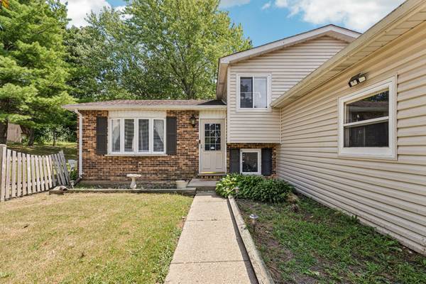 710 Greenbriar LN, Lindenhurst, IL 60046