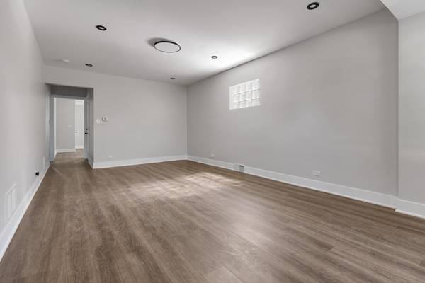 8647 S Kingston AVE, Chicago, IL 60617