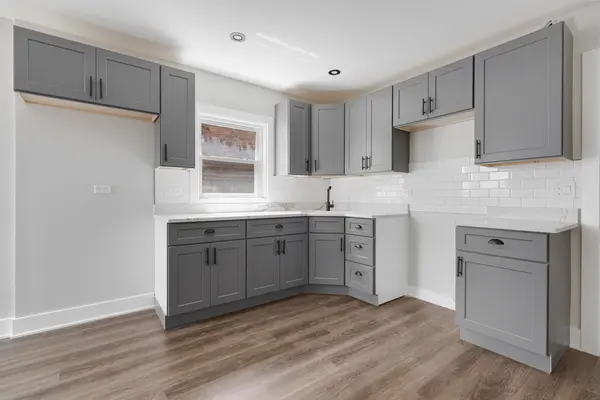 8647 S Kingston AVE, Chicago, IL 60617
