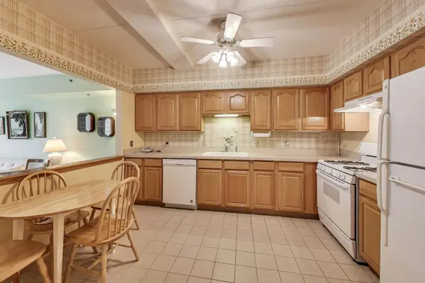1200 S Prospect AVE #108, Elmhurst, IL 60126