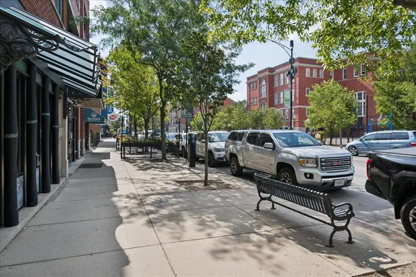 3827 N Southport AVE, Chicago, IL 60613