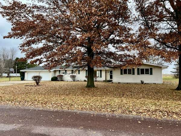 106 Lakeview DR, Gibson City, IL 60936