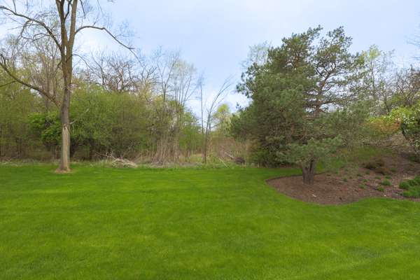 39976 Jonathan Knolls LN, Wadsworth, IL 60083