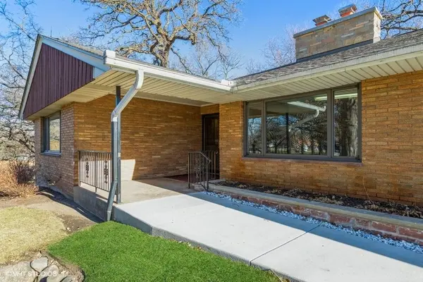 1700 S Eastwood DR, Woodstock, IL 60098