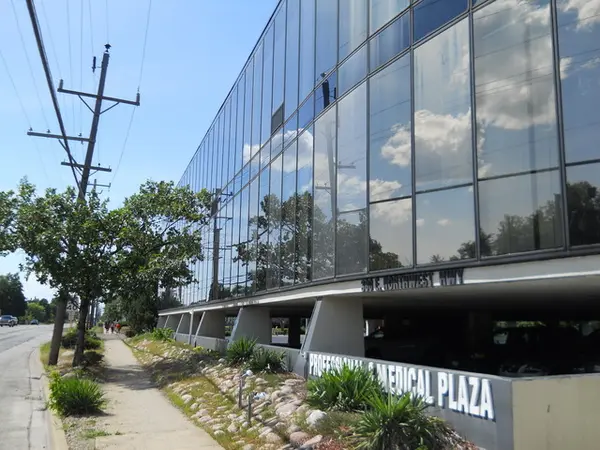 380 E Northwest HWY, Des Plaines, IL 60016