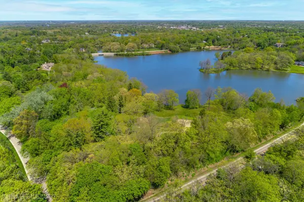 41 Hawthorne LN, Barrington Hills, IL 60010