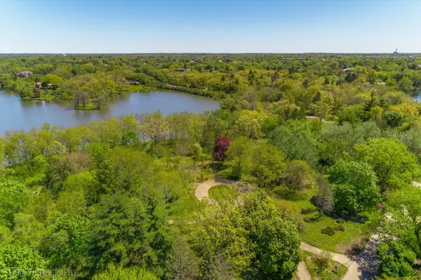 41 Hawthorne LN, Barrington Hills, IL 60010
