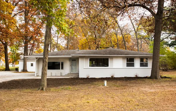 6012 Muriel LN, St. Anne, IL 60964