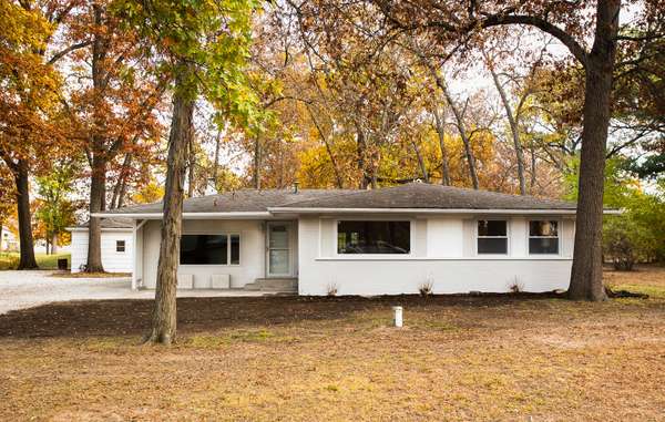 6012 Muriel LN, St. Anne, IL 60964