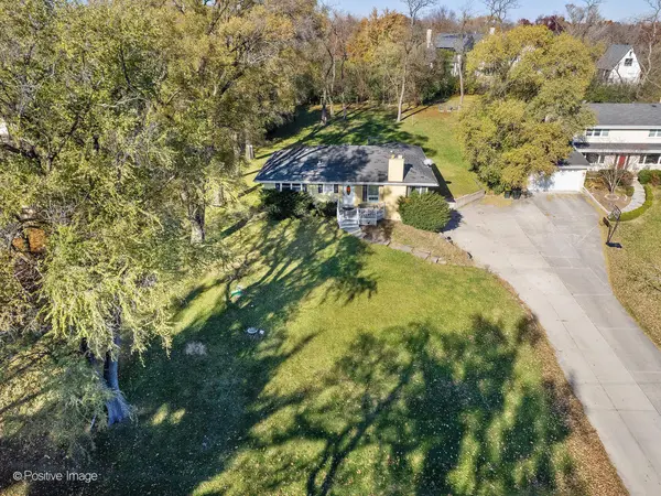 6 Pine Hill LN, Oak Brook, IL 60523