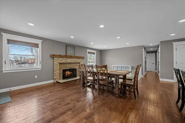 24 S Edgelawn DR, Aurora, IL 60506
