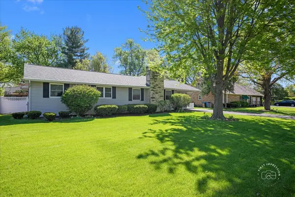 24 S Edgelawn DR, Aurora, IL 60506